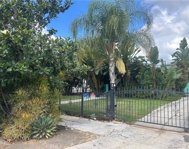 4727 Oakwood Avenue - Photo Thumbnail 2
