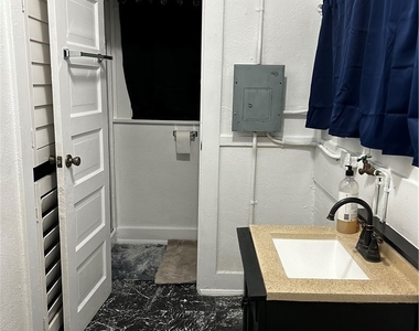 4727 Oakwood Avenue - Photo Thumbnail 13