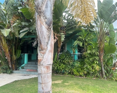 4727 Oakwood Avenue - Photo Thumbnail 4