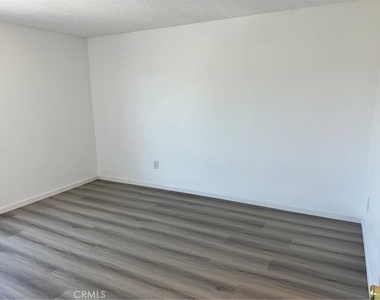 10331 Lindley - Photo Thumbnail 7