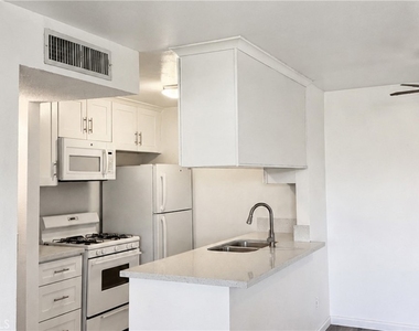 10331 Lindley - Photo Thumbnail 3