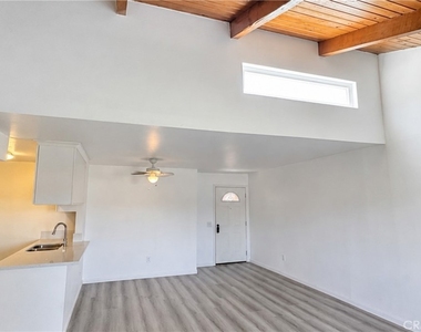 10331 Lindley - Photo Thumbnail 1