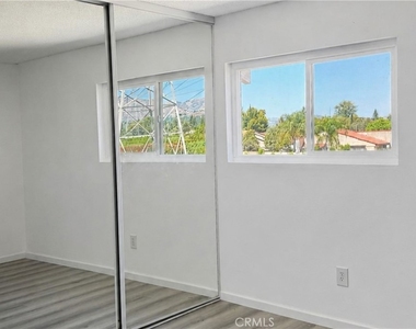 10331 Lindley - Photo Thumbnail 6