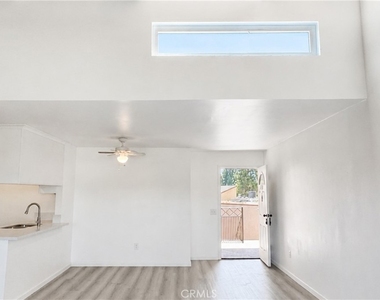 10331 Lindley - Photo Thumbnail 2