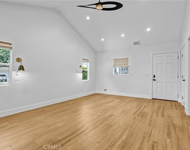 6106 Wilkinson Avenue - Photo Thumbnail 15
