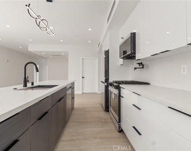 6830 N Lubao Avenue - Photo Thumbnail 18