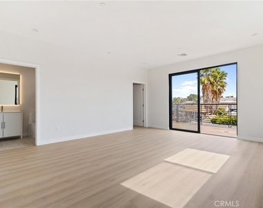 6830 N Lubao Avenue - Photo Thumbnail 21