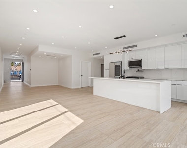 6830 N Lubao Avenue - Photo Thumbnail 12