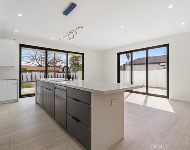 6830 N Lubao Avenue - Photo Thumbnail 15