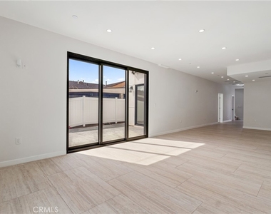 6830 N Lubao Avenue - Photo Thumbnail 13