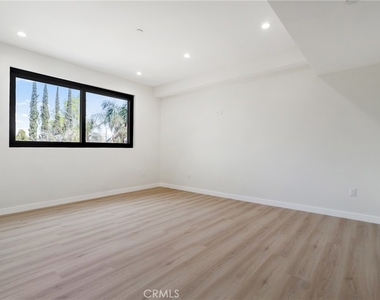 6830 N Lubao Avenue - Photo Thumbnail 32