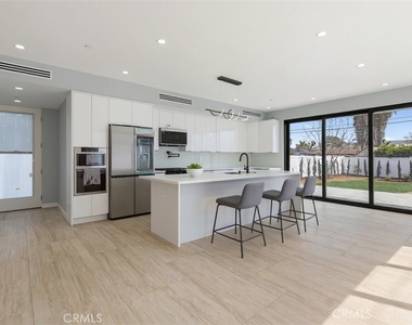 6830 N Lubao Avenue - Photo Thumbnail 9