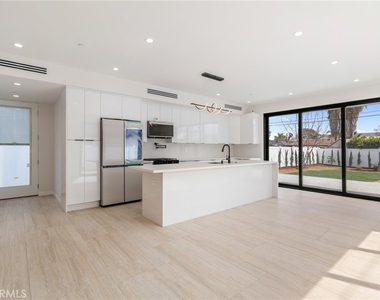 6830 N Lubao Avenue - Photo Thumbnail 10