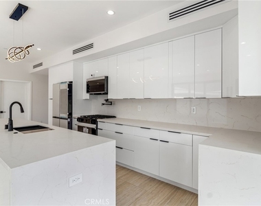 6830 N Lubao Avenue - Photo Thumbnail 17