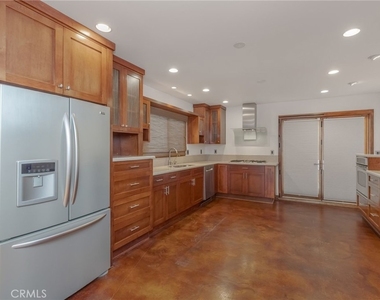 709 Avenue D - Photo Thumbnail 14