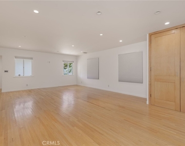 709 Avenue D - Photo Thumbnail 5