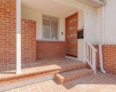 709 Avenue D - Photo Thumbnail 3