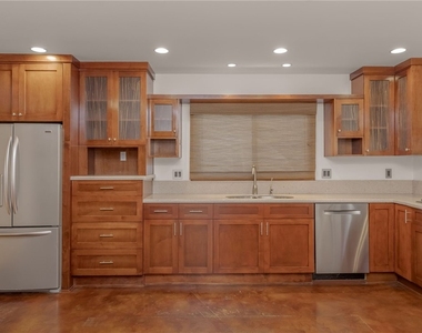 709 Avenue D - Photo Thumbnail 10