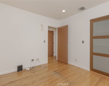 709 Avenue D - Photo Thumbnail 21