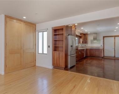 709 Avenue D - Photo Thumbnail 4
