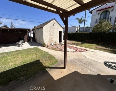 209 Avenue E - Photo Thumbnail 2