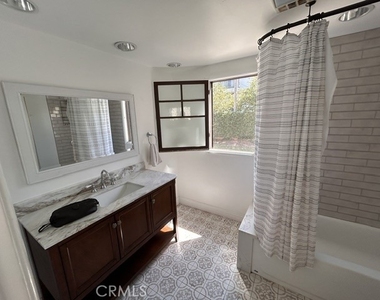 209 Avenue E - Photo Thumbnail 12
