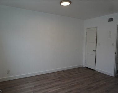 845 Olive Street W - Photo Thumbnail 7
