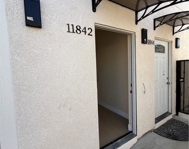 11842 Hollyview - Photo Thumbnail 1