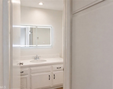 950 Avenida Carmel - Photo Thumbnail 8