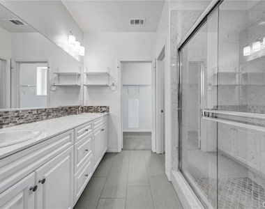 125 Neptune - Photo Thumbnail 23