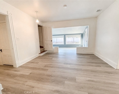 26195 Beaumont Avenue - Photo Thumbnail 4