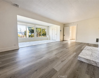 26195 Beaumont Avenue - Photo Thumbnail 2
