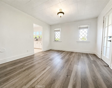 26195 Beaumont Avenue - Photo Thumbnail 5
