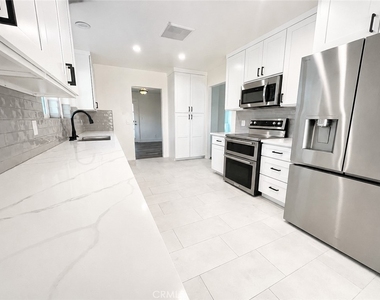 26195 Beaumont Avenue - Photo Thumbnail 6