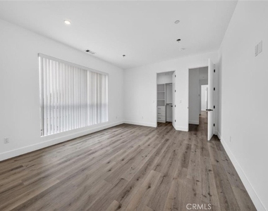 10853 Otsego Street - Photo Thumbnail 25