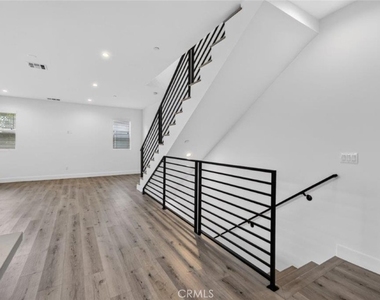 10853 Otsego Street - Photo Thumbnail 14