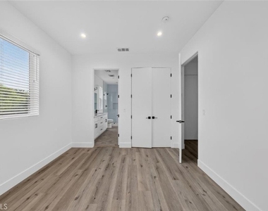 10853 Otsego Street - Photo Thumbnail 13