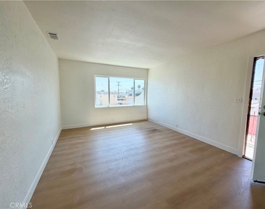 1426 1/2 W 83rd - Photo Thumbnail 5