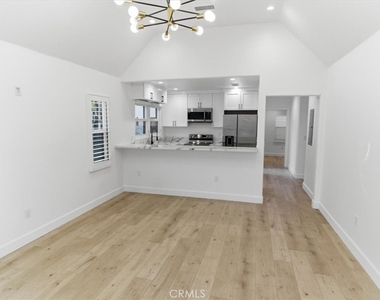 902 Brier Lane - Photo Thumbnail 2