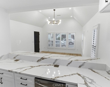 902 Brier Lane - Photo Thumbnail 3