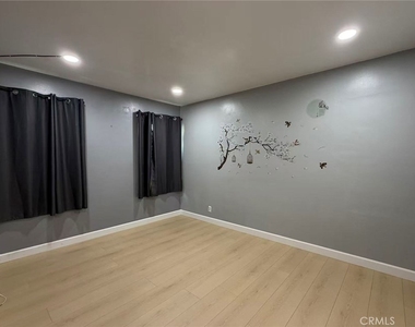 2132 Divine - Photo Thumbnail 5