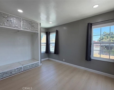 2132 Divine - Photo Thumbnail 7