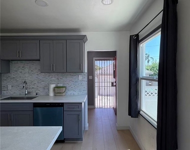2132 Divine - Photo Thumbnail 11