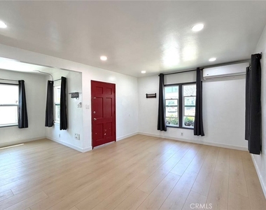 2132 Divine - Photo Thumbnail 3