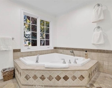 915 Edie Drive - Photo Thumbnail 4