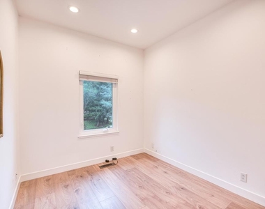535 Churchill Downs Ct - Photo Thumbnail 19