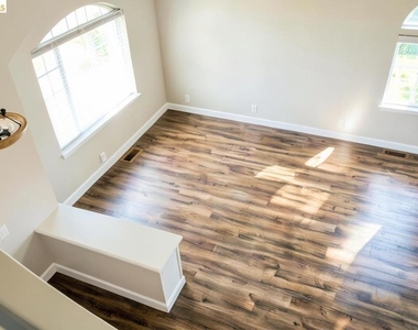 2413 Santa Cruz Ct - Photo Thumbnail 4