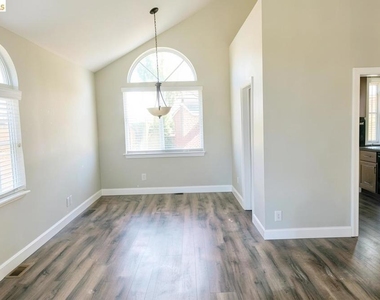 2413 Santa Cruz Ct - Photo Thumbnail 5