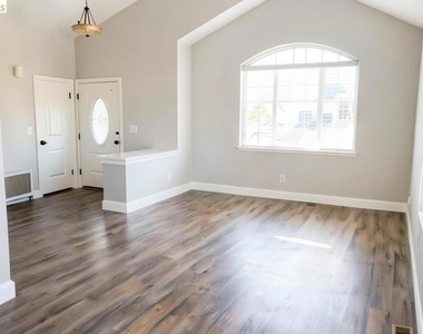 2413 Santa Cruz Ct - Photo Thumbnail 6