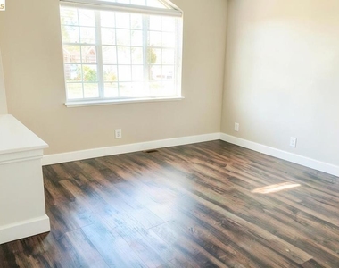2413 Santa Cruz Ct - Photo Thumbnail 3